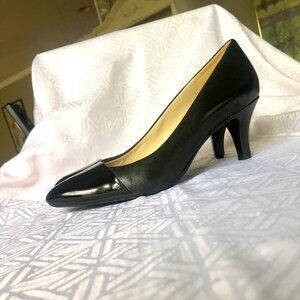 Naturalizer Gusta Black Leather Pumps 8N
